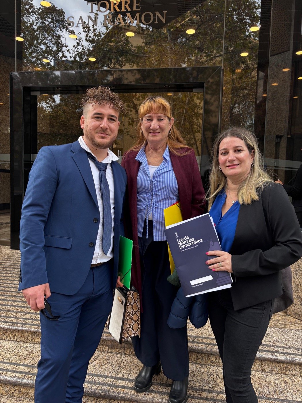 Germán Merino junto a clientes con expedientes de respaldo